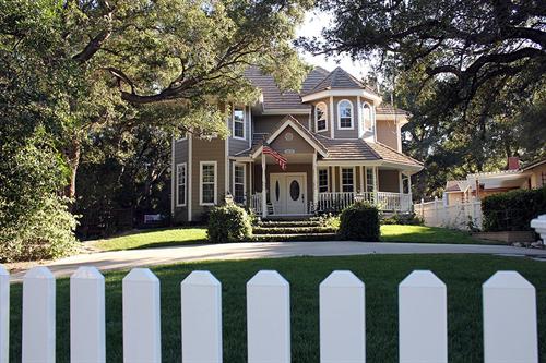 Acre Featuring Vintage Victorian